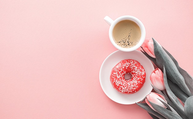 8 maart wenskaartontwerp met een kopje koffie en een schotel met een donut die het nummer acht vormt en een zacht roze tulp in de buurt