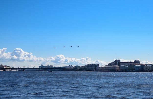 9 mei de vlucht van vliegtuigen over de Neva Sint-Petersburg zonnige vakantie