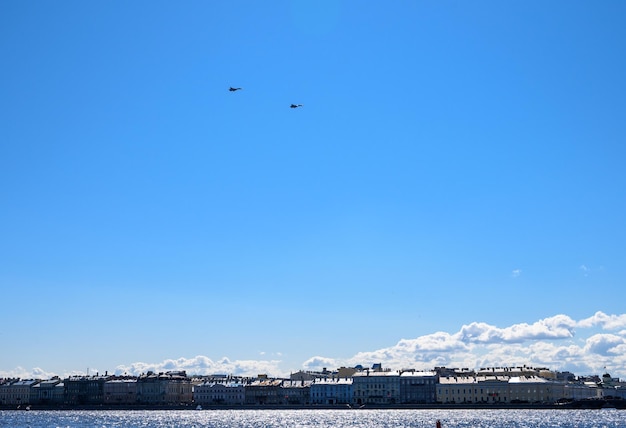 9 mei de vlucht van vliegtuigen over de Neva Sint-Petersburg zonnige vakantie