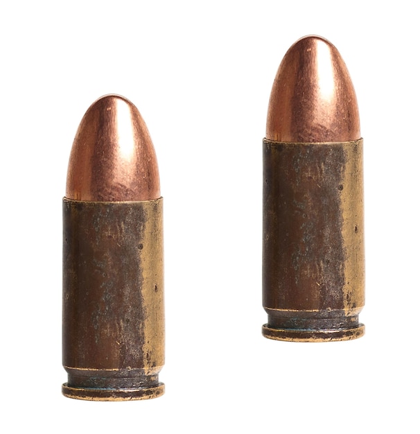 9 mm kogels voor een pistool geïsoleerd op een witte achtergrond