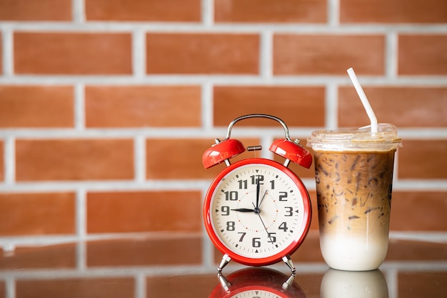 9 uur tijden voor ijskoffie concept retro bel klok met ijs latte koffie
