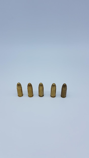 사진 색 바탕에 9mm 총알