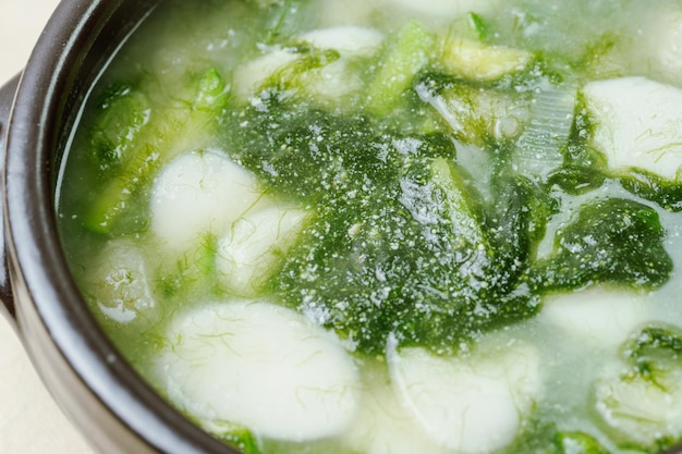 写真 검은색 뚝배기에 담긴 한국 음식 메생이 떡국 요리