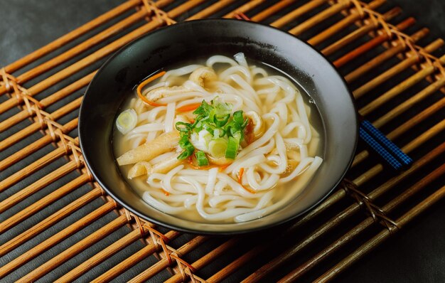 사진 검은색 그릇에 담긴 한국음식 멸치 칼국수 요리