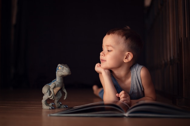 写真 5歳の男の子が恐竜と遊ぶ