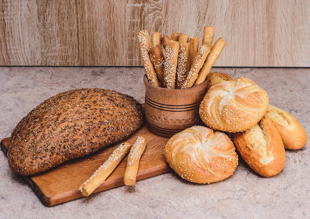 Ãƒâ ã‚â¡risp brood met broodjes. franse stokbroden. vers knäckebröd. brood achtergrond. ander ras op houten achtergrond.