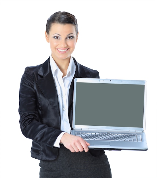 Привлекательная женщина с ноутбуком в руках улыбается, изолированных на белом фоне.