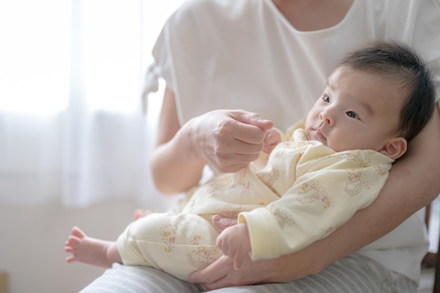 사진 숟가락을 입에 물고 있는 아기