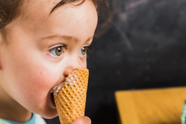 写真 アイスクリームを食べる赤ちゃん