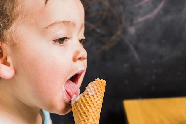 写真 アイスクリームを食べる赤ちゃん