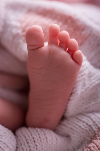Фото Нога младенца показана с колыбелью
