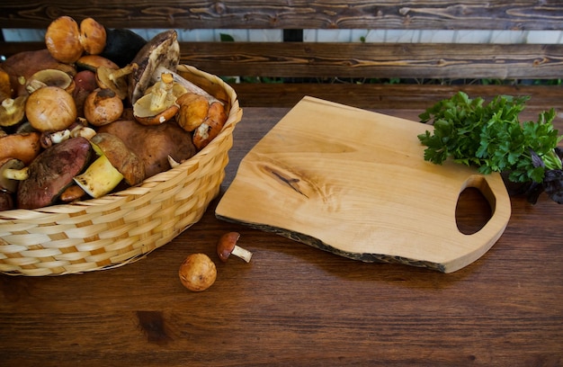 사진 나무 테이블에 버섯과 버섯 바구니.