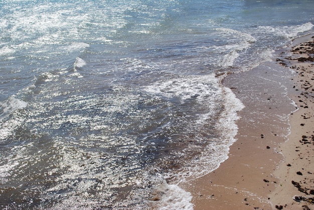 Фото Пляж с песчаным пляжем и человеком на нем