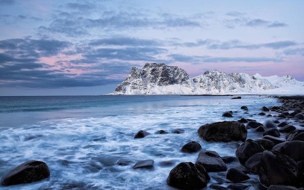 写真 水の中の岩と岩を持つビーチ