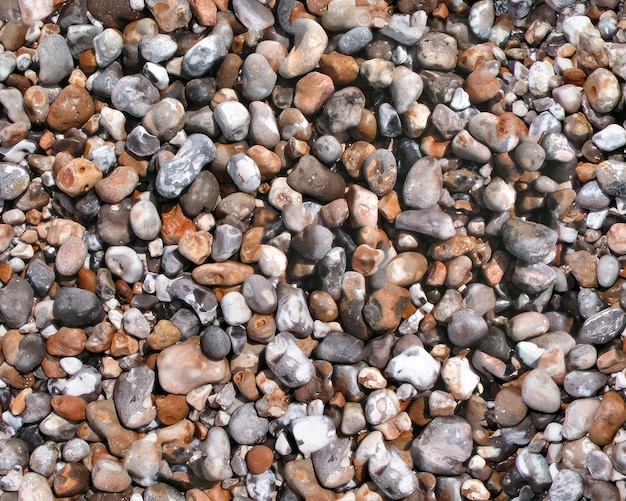 사진 작은 자갈과 소수의 작은 돌이 있는 해변.
