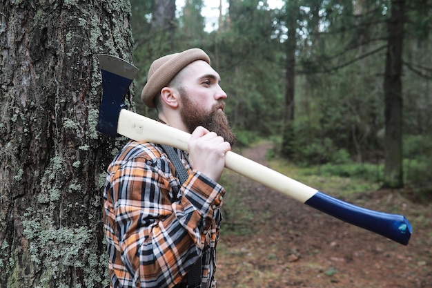 Фото Бородатый дровосек с большим топором