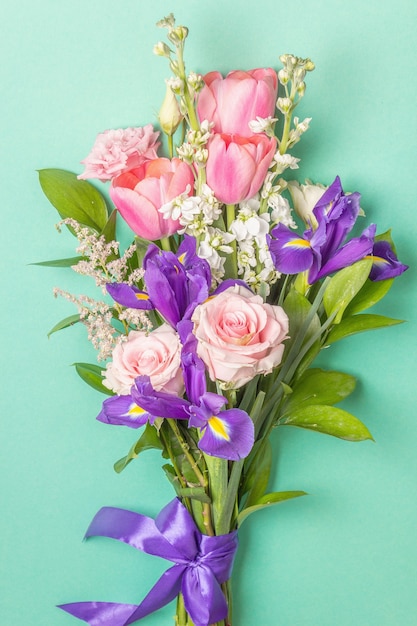 写真 ターコイズ ブルーのパステル カラーの表面に生花の美しい花束