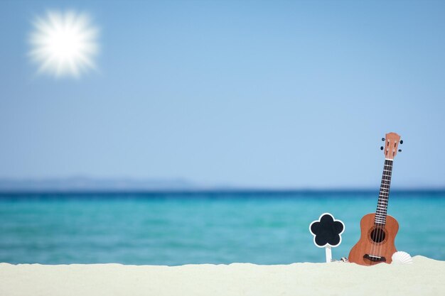 写真 ギリシャの海辺の砂の上にある美しいギター