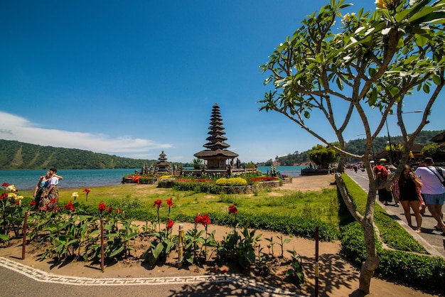 写真 インドネシアのバリ州にあるウルンダヌバトゥール寺院の美しい景色