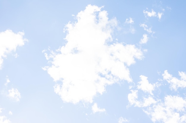 Фото Красивое белое облако на голубом солнечном небе небесном фоне