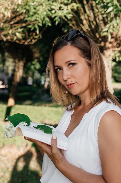 写真 夏の公園で美しい女性。