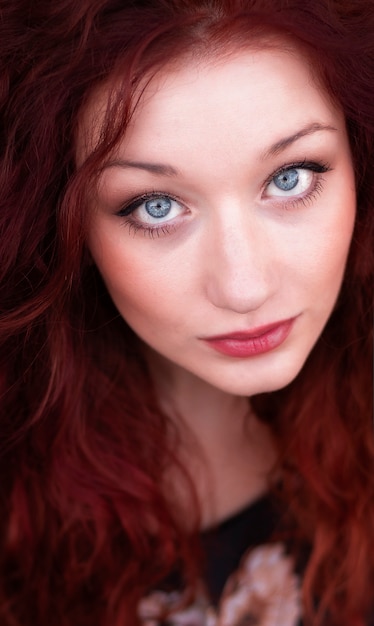 Фото Красивая женщина с рыжими волосами