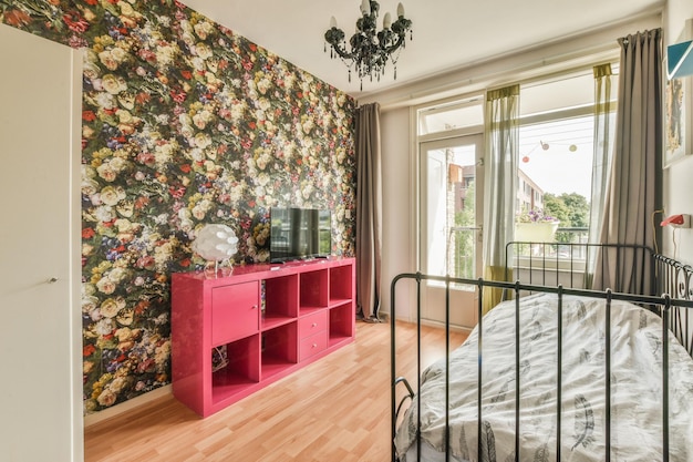 Фото Спальня с кроватью и розовым комодом