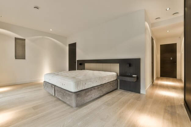 사진 콘크리트 침대와 검은색 벽이 있는 침실
