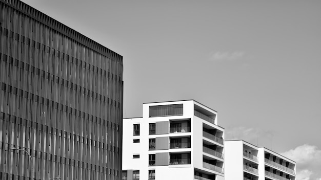 Фото Черно-белая фотография здания с небесным фоном