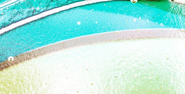 사진 중간에 물방울이 있는 파란색과 녹색의 물체