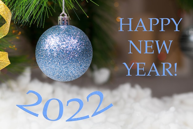 Фото Синий шар и текст с новым годом 2022 года.