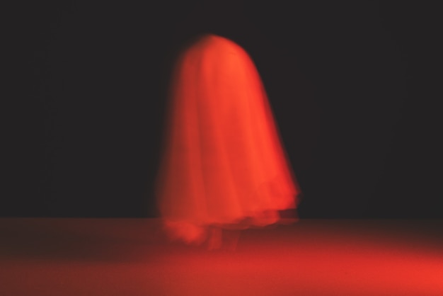 Фото Расплывчатое привидение в кровавом оттенке. праздник хеллоуина.