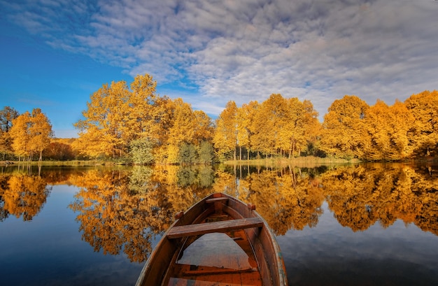 写真 秋の湖のほとりのボート