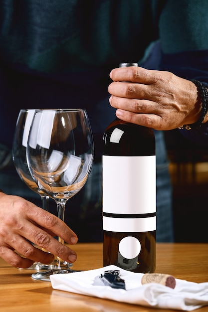 Фото Бутылка вина и бокалы на столе, на фоне вина шакафа. s