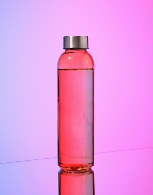 Фото Бутылка с напитком в ней сок или минеральная вода