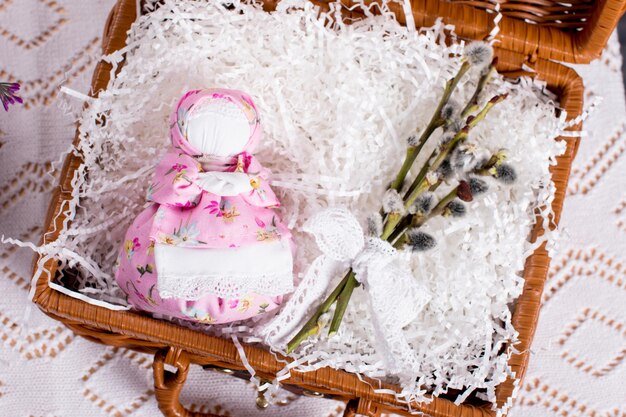 Фото Букет ивы и кукла обережница плетеные чемоданы с цветами и букет лаванды ручной работы из ткани кукла на белом фоне
