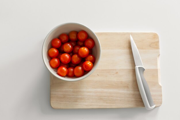 사진 커팅 보드에 체리 토마토의 그릇. 건강하고 맛있는 음식 요리