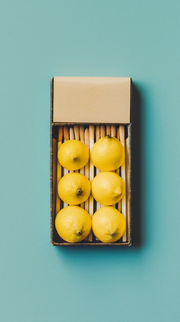 사진 파란색 표면에 레몬 상자