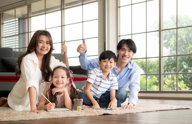 写真 アジア系の家族の男の子と娘子供たちは絵画の芸術で楽しんでいます