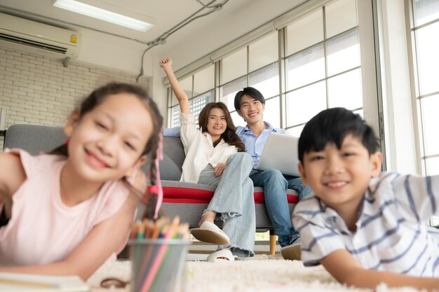 写真 アジア系の家族の男の子と娘子供たちは絵画の芸術で楽しんでいます