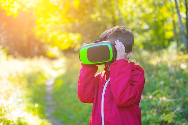 写真 路上で仮想現実の眼鏡をかけた少年 現代の子供たち 現代のテクノロジー