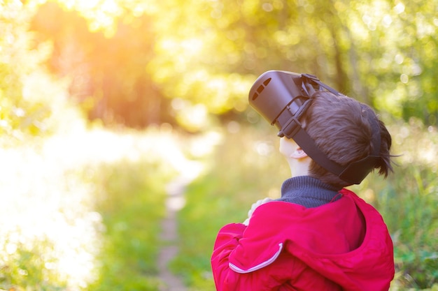 写真 路上で仮想現実の眼鏡をかけた少年 現代の子供たち 現代のテクノロジー