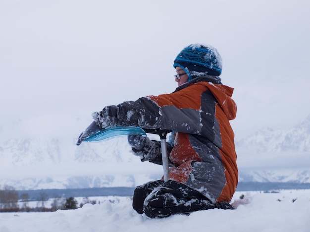 写真 雪の中で遊ぶ少年。