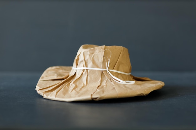 写真 素朴なベージュのクラフト紙に包まれた真新しい帽子ブラック フライデー ショッピング コンセプト