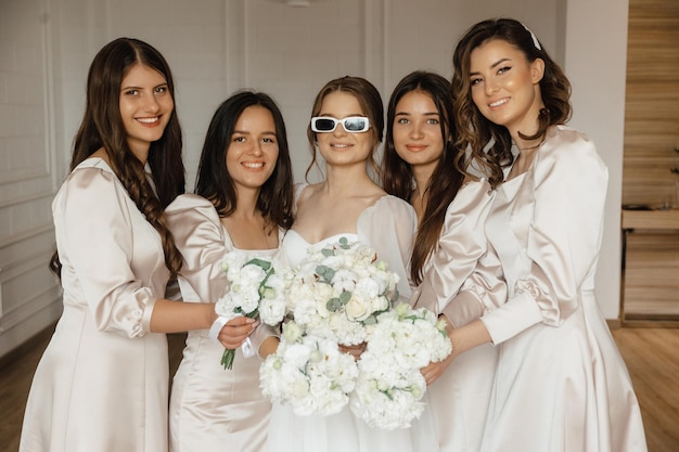 Фото Невеста и ее подружки позируют для фото