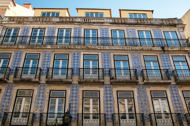 사진 파란색과 색 타일로 된 건물 리스본의 건축 포르투갈 리스본