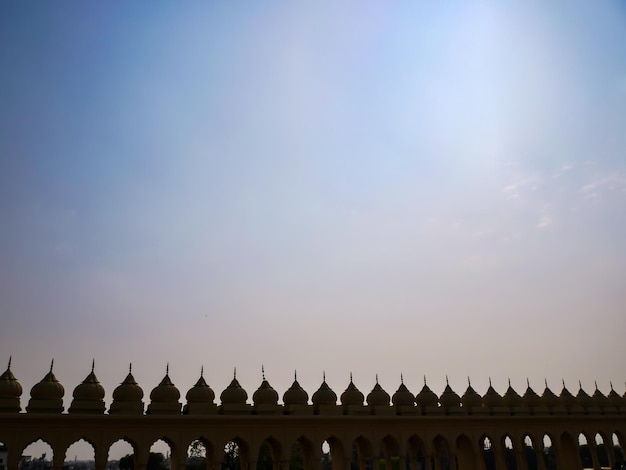 写真 尖った頂上と青空を背景にした建物。