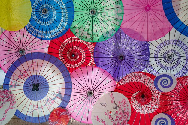 사진 형형색색의 우산이 벽에 걸려 있다