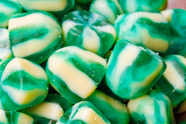 Фото Пучок фигурного зеленого мармелада. сладкий десерт