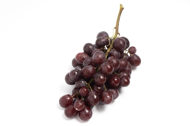 Фото Гроздь свежего органического красного винограда, вкусные фрукты, изолированные на белом фоне.